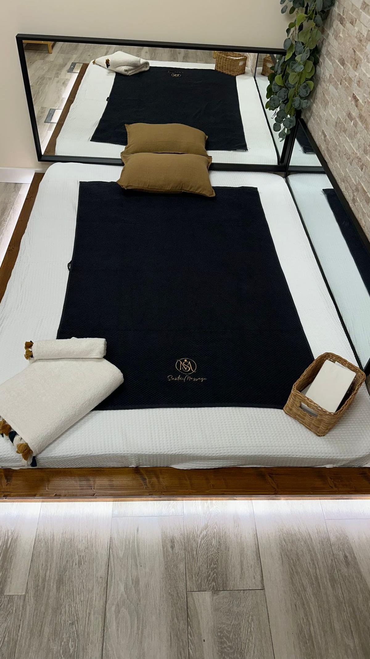 Sala privada con tatami en Santai Massage Alicante, centro de masajes eróticos en Alicante.