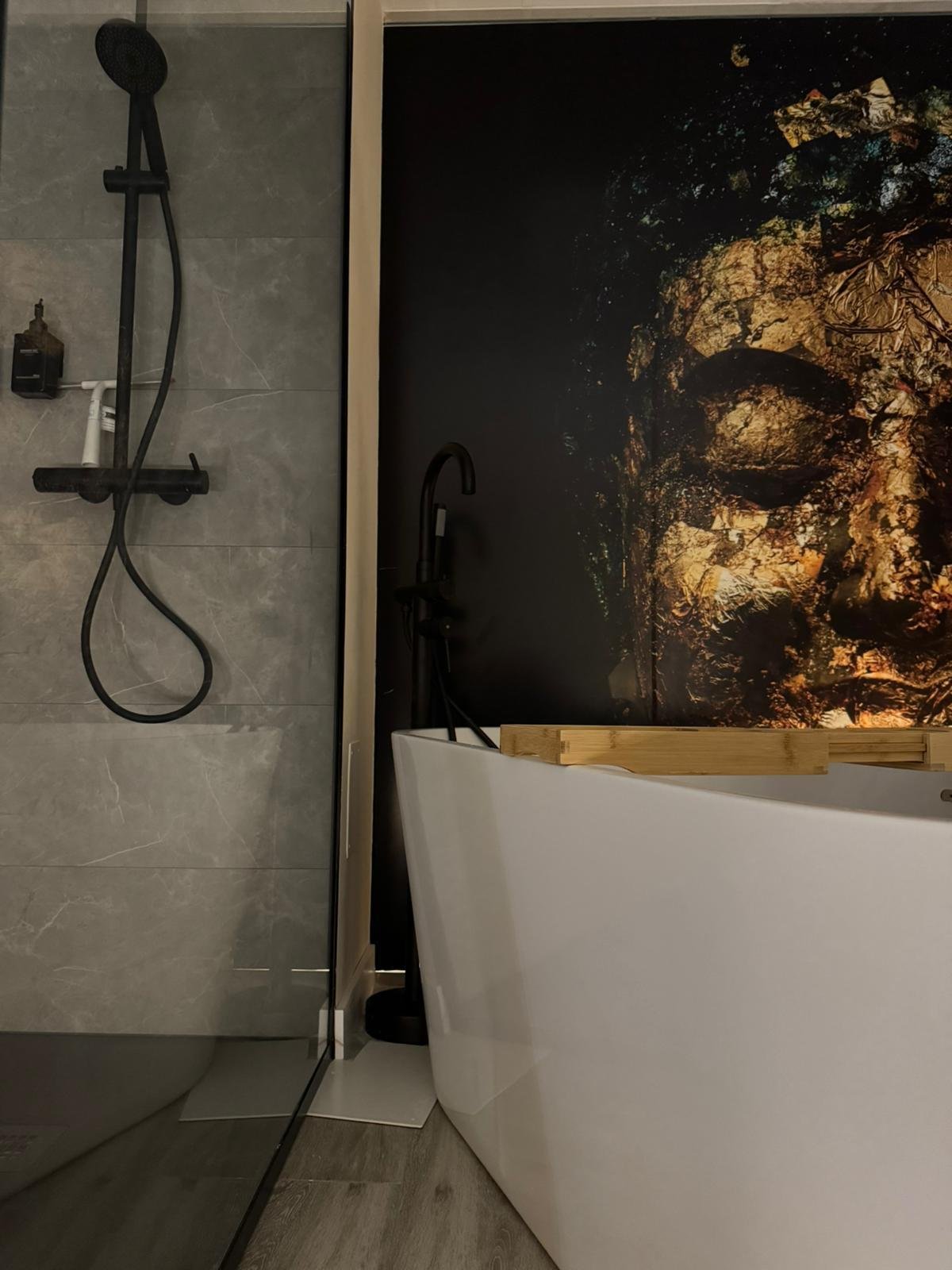 Detalle de habitación temática para masajes sensoriales en Santai Massage Alicante.