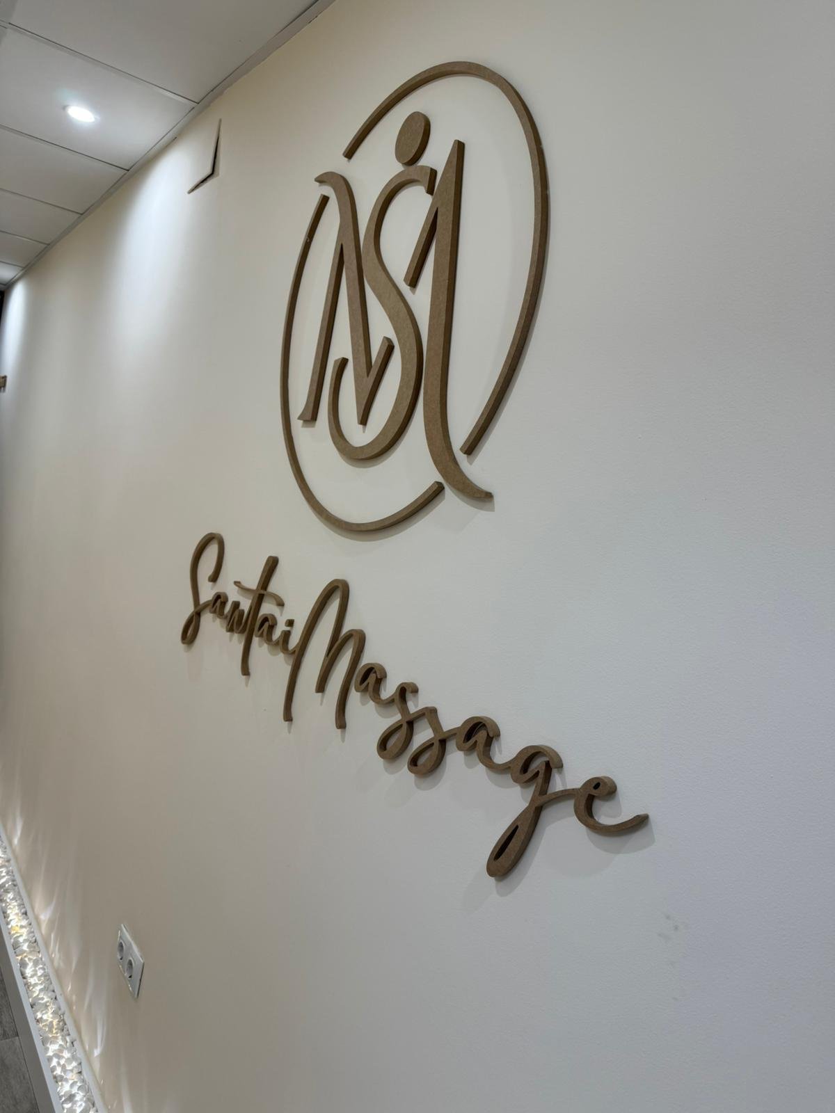 Espacio íntimo y elegante para masajes exclusivos en el centro de Alicante.