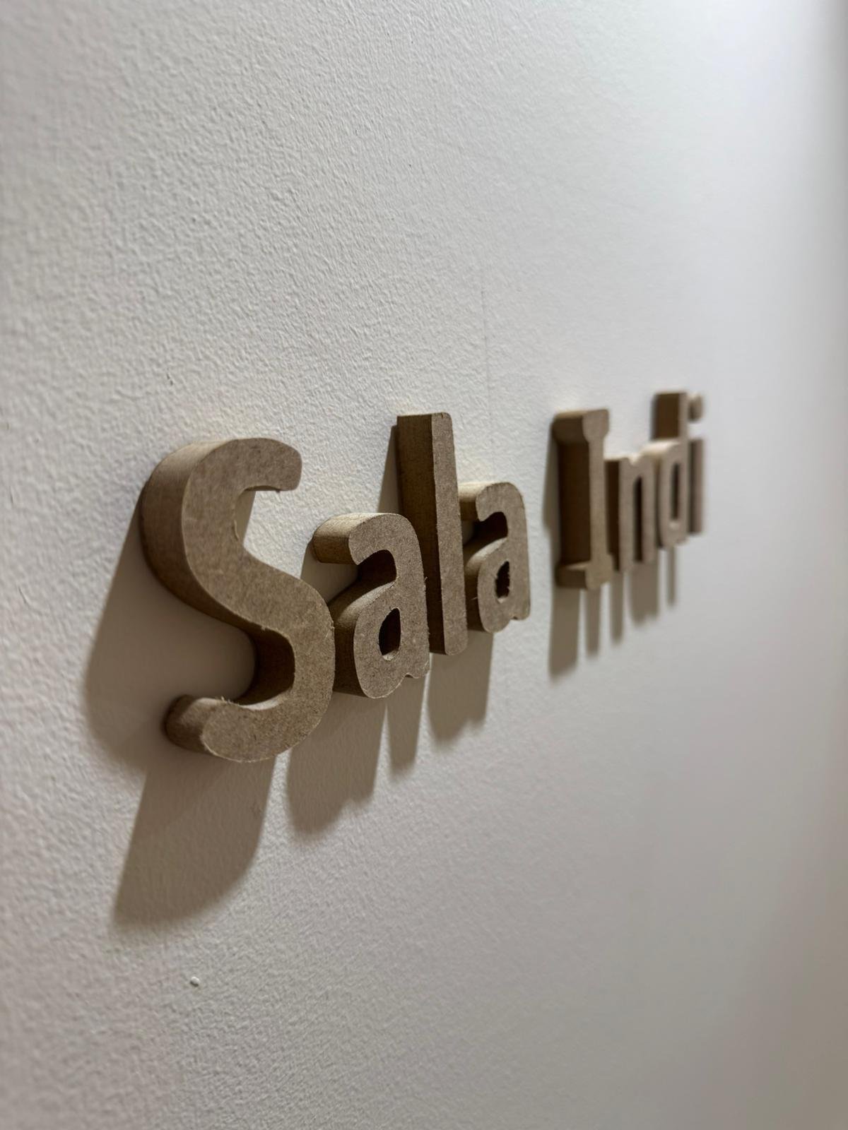 Sala de masaje privada con iluminación suave y ambiente relajante.