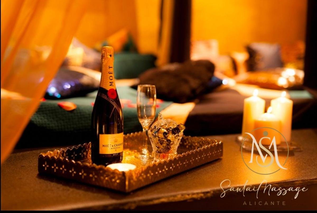 Ambiente con cava, velas y detalles exclusivos en Santai Massage Alicante.