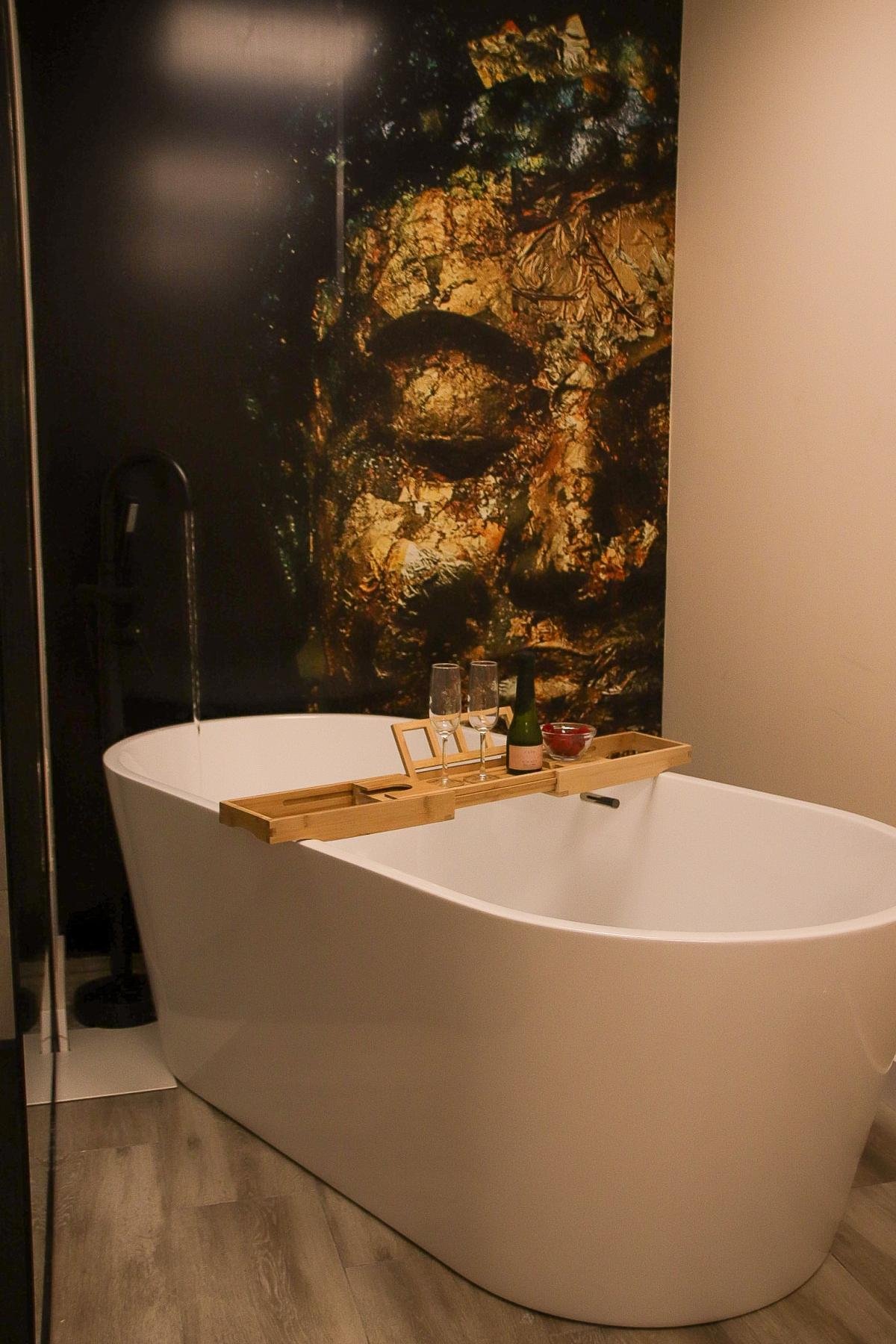 Habitación acogedora para masaje privado y experiencias sensoriales en Alicante.