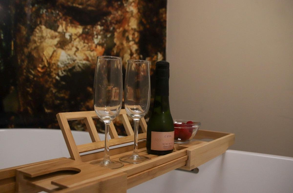 Bañera y cava para experiencias de bienestar en Santai Massage Alicante.