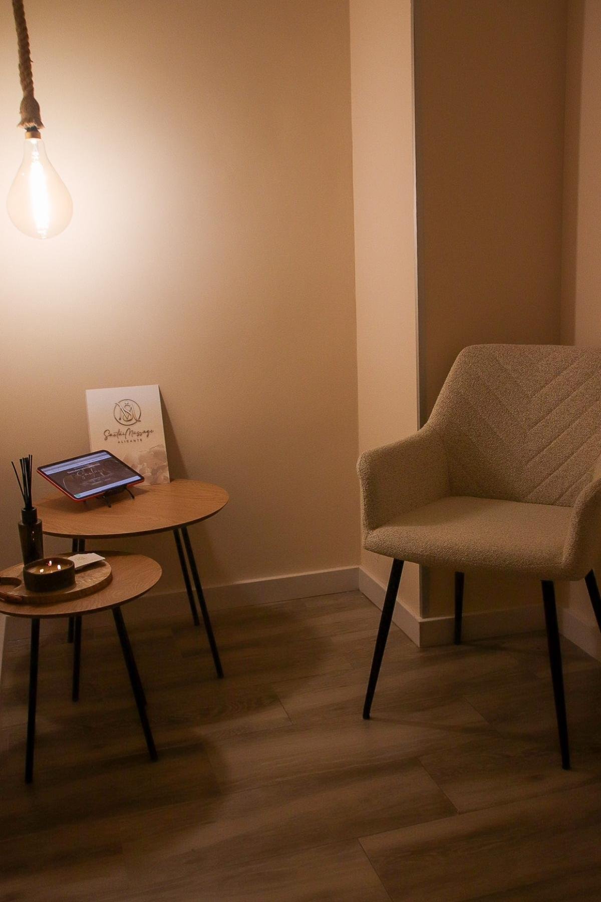 Habitación temática preparada para masajes relajantes y sensoriales.