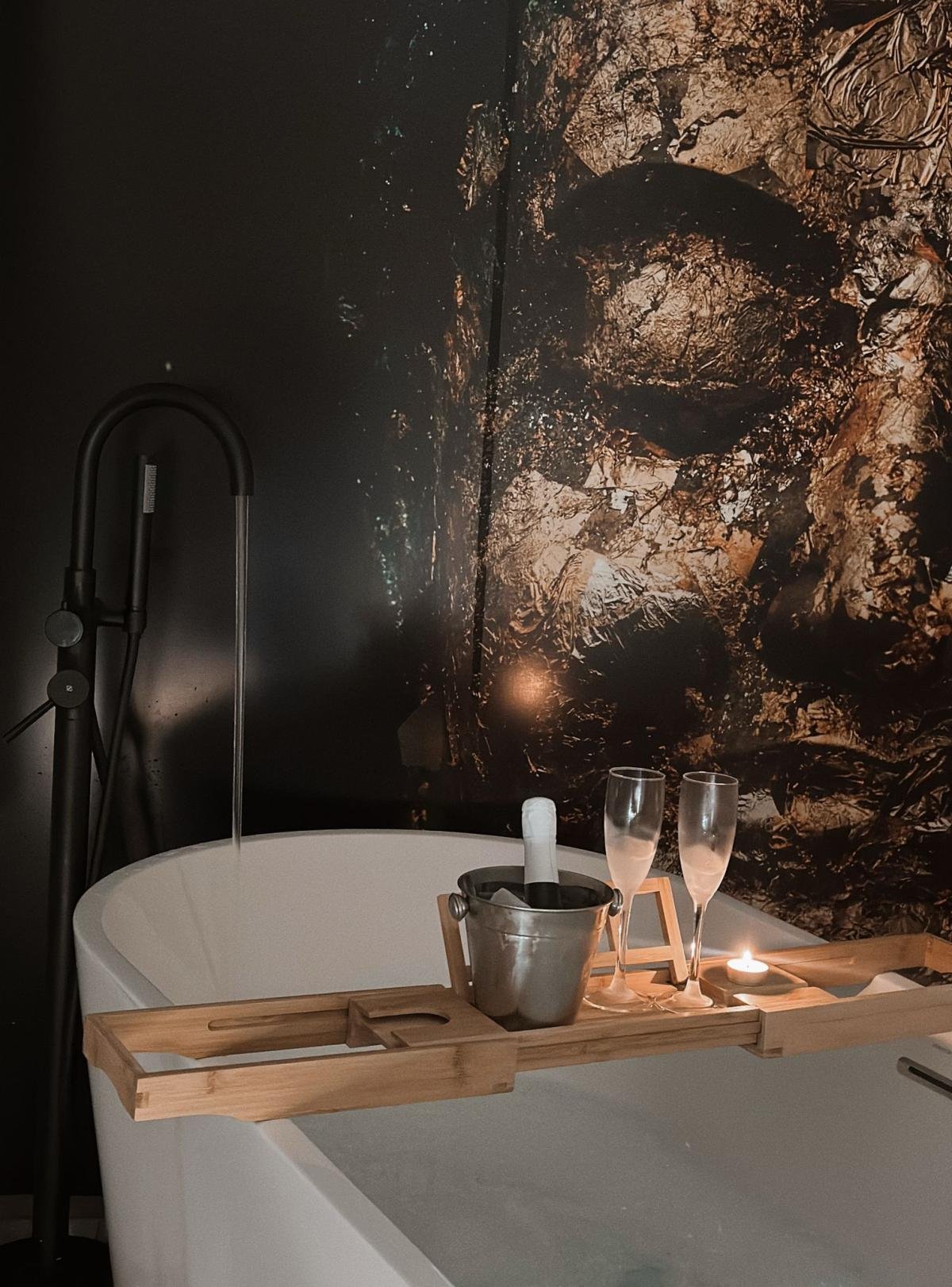 Decoración cuidada y detalles premium en Santai Massage Alicante.